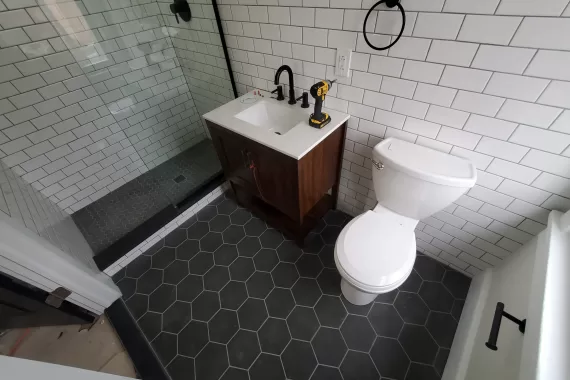 White subway tiles with black bathroom fixtures